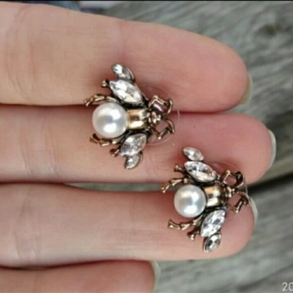 New arrivals!!! Gold Bee Stud Earrings - Picture 4 of 5